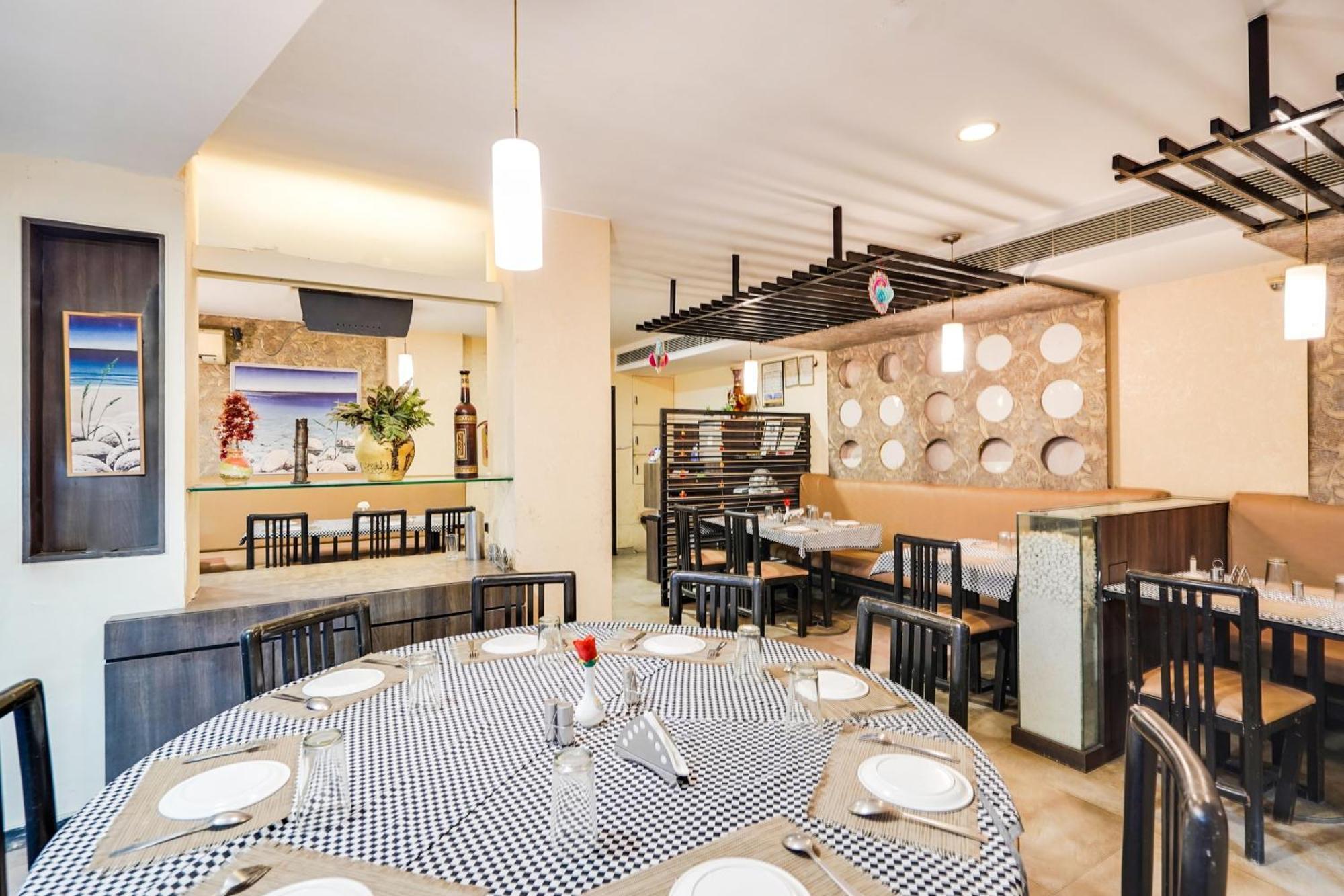 Hotel Palette Country Club Surat Exterior foto