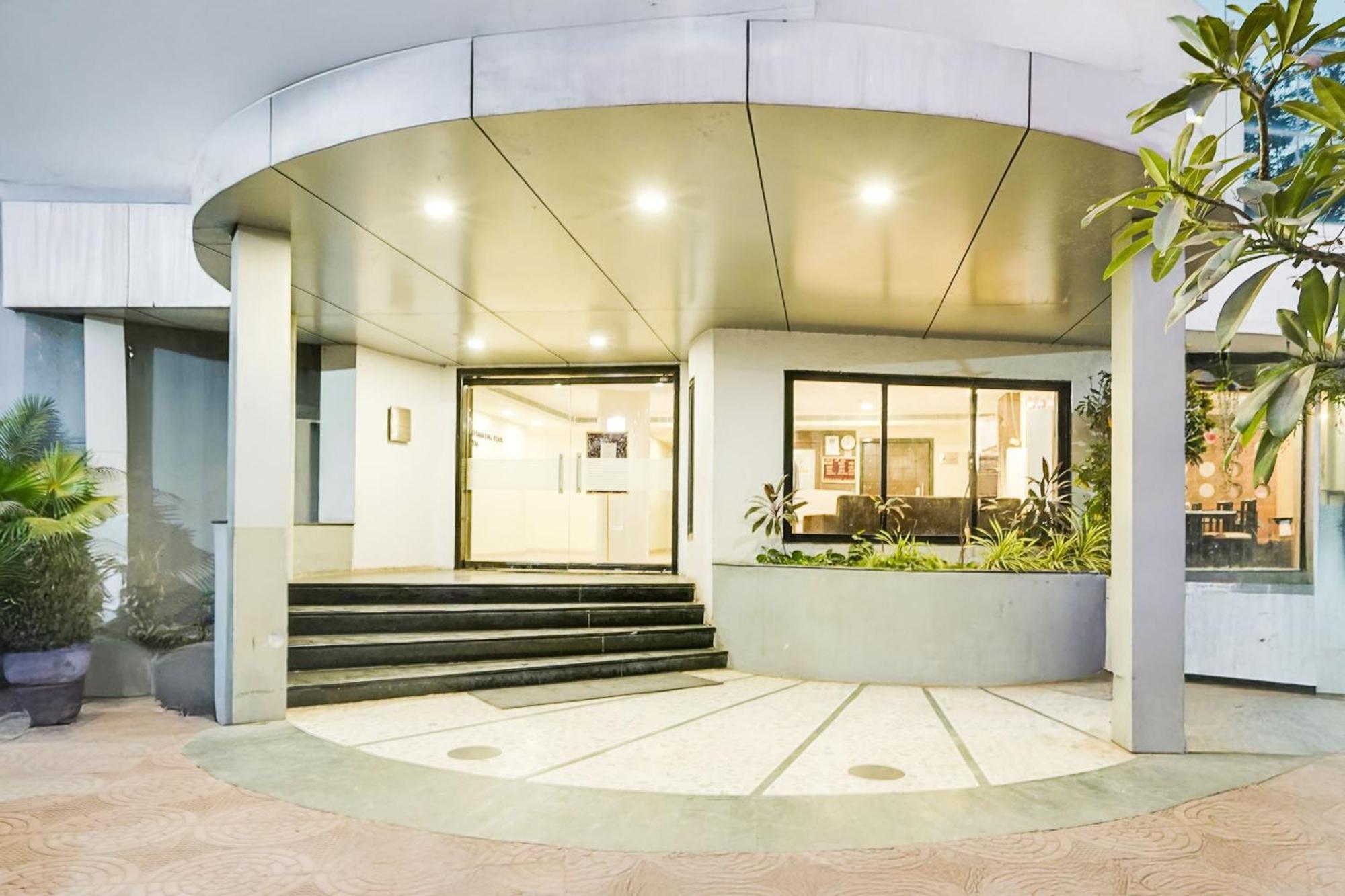 Hotel Palette Country Club Surat Exterior foto