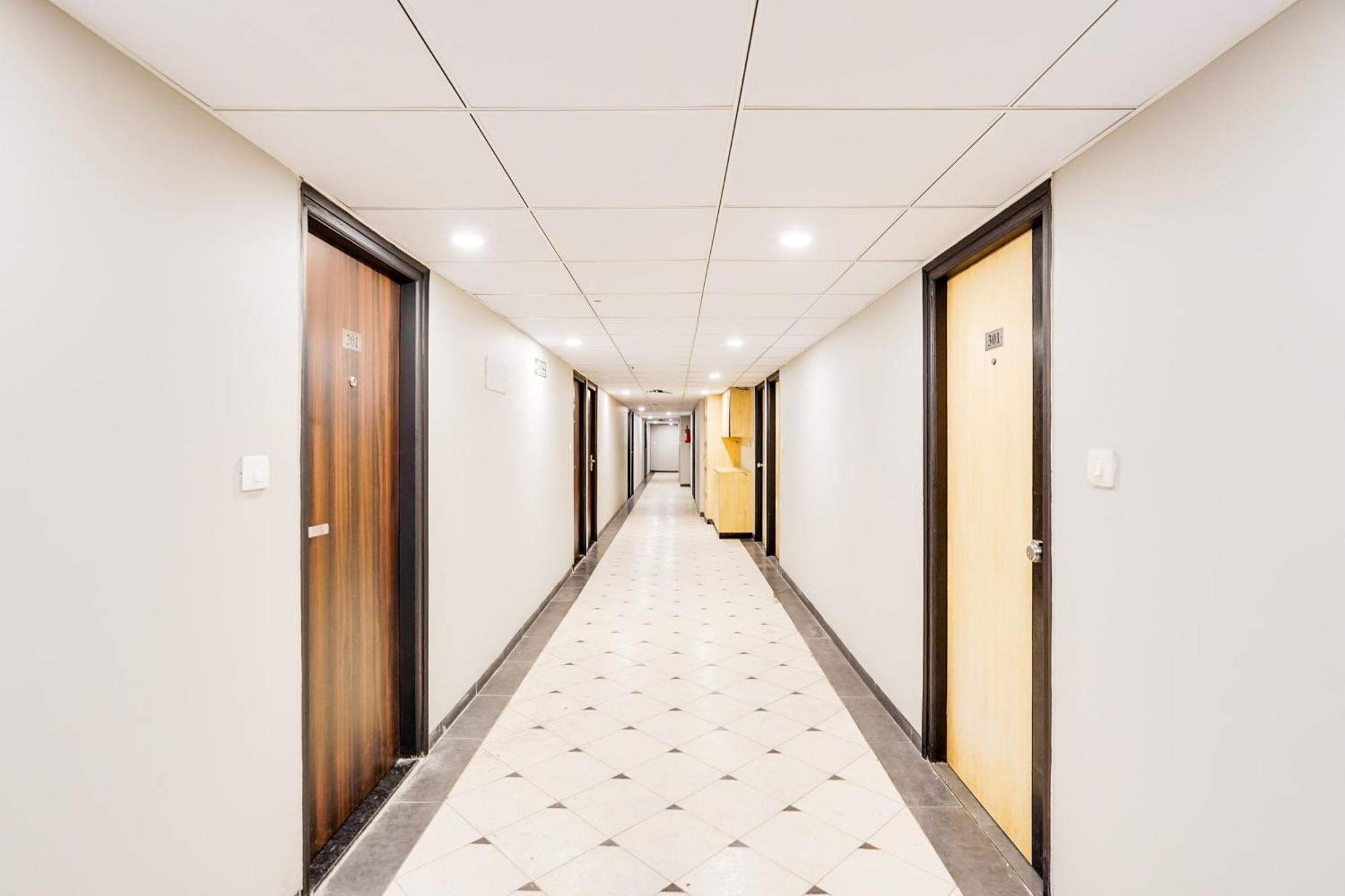Hotel Palette Country Club Surat Exterior foto